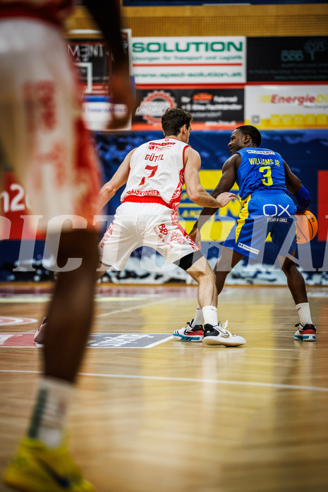 Basketball, Win2Day Superliga 2024/25, Grunddurchgang 4.Runde, Traiskirchen Lions, St. Pölten, Benedikt Güttl (7), Richard Williams Jr. (3)