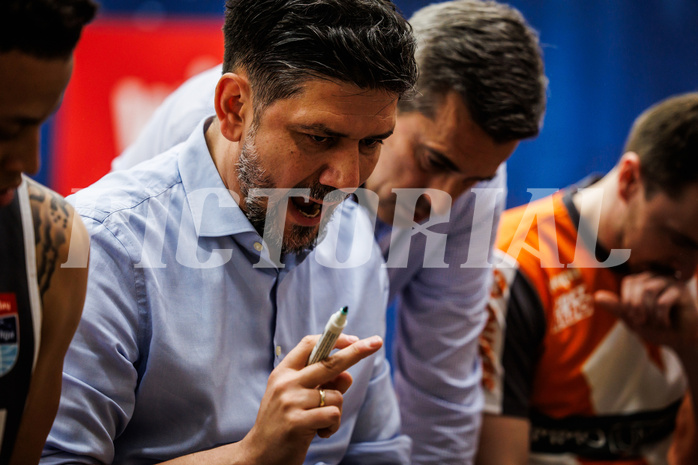 Basketball, win2day Basketball Superliga 2024/25, Playoff Viertelfinale 2. Spiel, Traiskirchen Lions, Klosterneuburg Dukes, Damir Zeleznik (Head Coach)