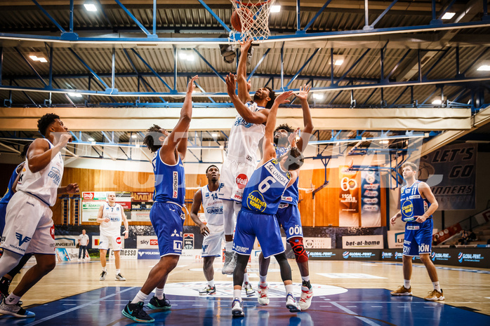 Basketball, bet-at-home Basketball Superliga 2021/22, Grunddurchgang Runde 8, Oberwart Gunners, Gmunden Swans, Connor Cashaw (4)