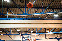 Basketball, bet-at-home Basketball Superliga 2021/22, Grunddurchgang Runde 8, Oberwart Gunners, Gmunden Swans, Connor Cashaw (4)
