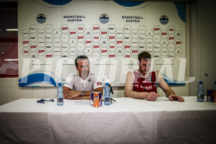 Basketball, FIBA EuroBasket 2025 Qualifiers , , AUSTRIA, IRELAND, Pressekonferenz: Raoul Korner (Head Coach), Jakob PÖLTL (12)
