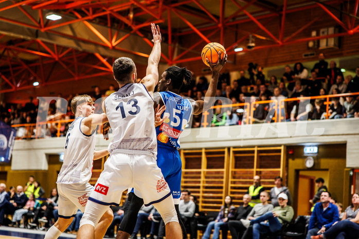 Basketball, win2day Basketball Superliga 2023/224, Grunddurchgang Runde 16, BBC Nord Dragonz, Oberwart Gunners, Shaquille Rombley (5)
