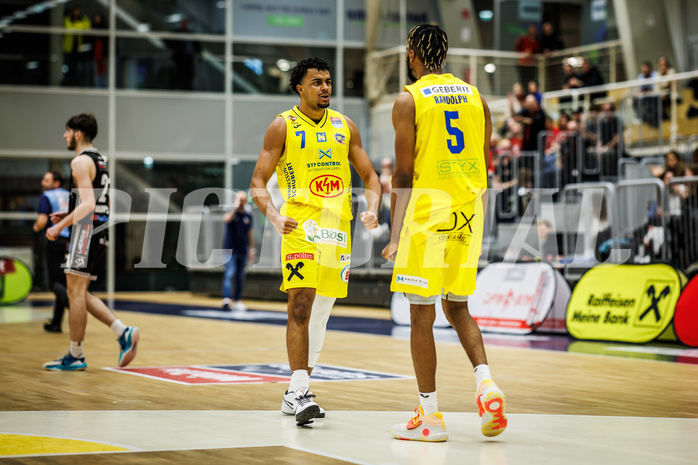 Basketball, Win2Day Superliga 2023/24, Grunddurchgang 16.Runde, SKN St. Pölten, Flyers Wels, Steven Kaltenbrunner (7), Michael Anthony Randolph Jr. (5)