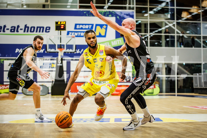 Basketball, Win2Day Superliga 2023/24, Grunddurchgang 16.Runde, SKN St. Pölten, Flyers Wels, Michael Anthony Randolph Jr. (5), Christian Von Fintel (27)