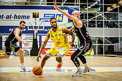 Basketball, Win2Day Superliga 2023/24, Grunddurchgang 16.Runde, SKN St. Pölten, Flyers Wels, Michael Anthony Randolph Jr. (5), Christian Von Fintel (27)