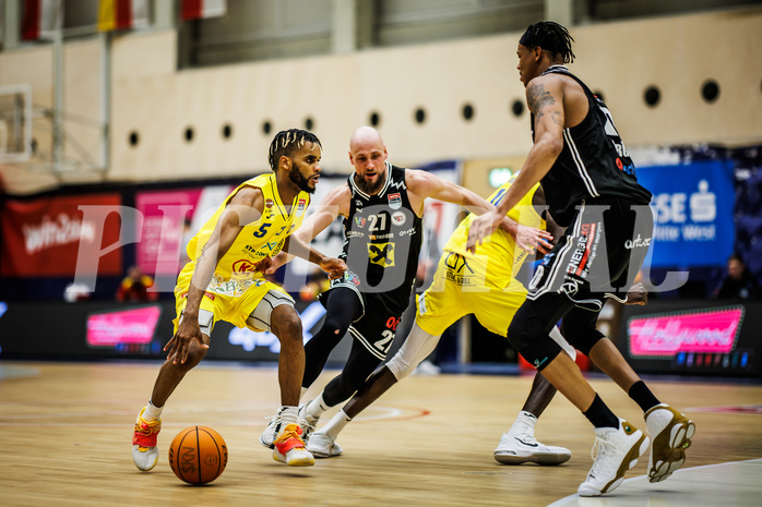 Basketball, Win2Day Superliga 2023/24, Grunddurchgang 16.Runde, SKN St. Pölten, Flyers Wels, Michael Anthony Randolph Jr. (5), Christian Von Fintel (27)