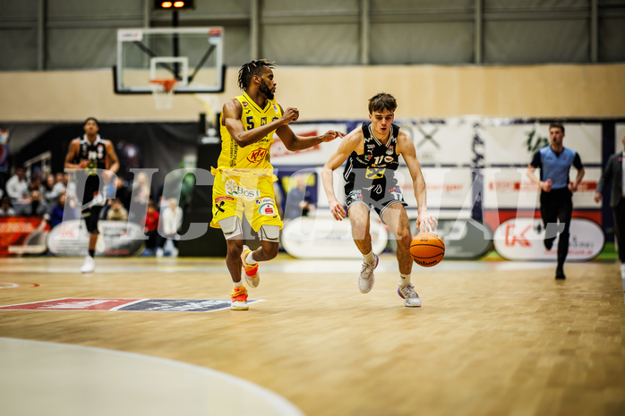 Basketball, Win2Day Superliga 2023/24, Grunddurchgang 16.Runde, SKN St. Pölten, Flyers Wels, Michael Anthony Randolph Jr. (5), Dejan Kovacevic (17)