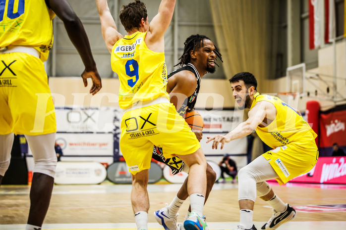 Basketball, Win2Day Superliga 2023/24, Grunddurchgang 16.Runde, SKN St. Pölten, Flyers Wels, Terell Allen (2), Akkan Atasoy (11)