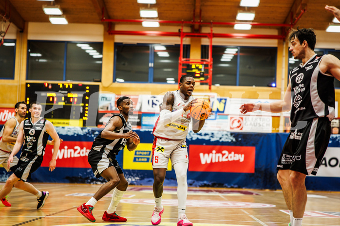 Basketball, win2day Basketball Superliga 2023/24, Grunddurchgang 16.Runde, Traiskirchen Lions, Kapfenberg Bulls, Davon Clare (5)