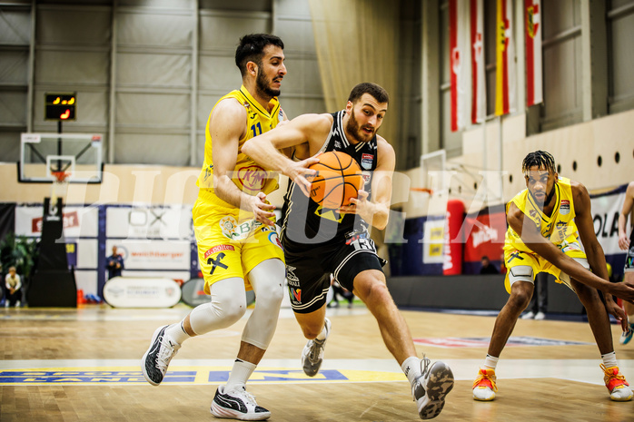 Basketball, Win2Day Superliga 2023/24, Grunddurchgang 16.Runde, SKN St. Pölten, Flyers Wels, Akkan Atasoy (11), Radii Caisin (13)