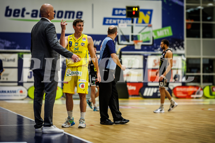 Basketball, Win2Day Superliga 2023/24, Grunddurchgang 16.Runde, SKN St. Pölten, Flyers Wels, Mike Coffin (Head Coach), Roman Jagsch (9)