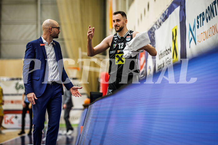 Basketball, Win2Day Superliga 2023/24, Grunddurchgang 16.Runde, SKN St. Pölten, Flyers Wels, Sebastian Waser (Head Coach), Arvydas Gydra (12)