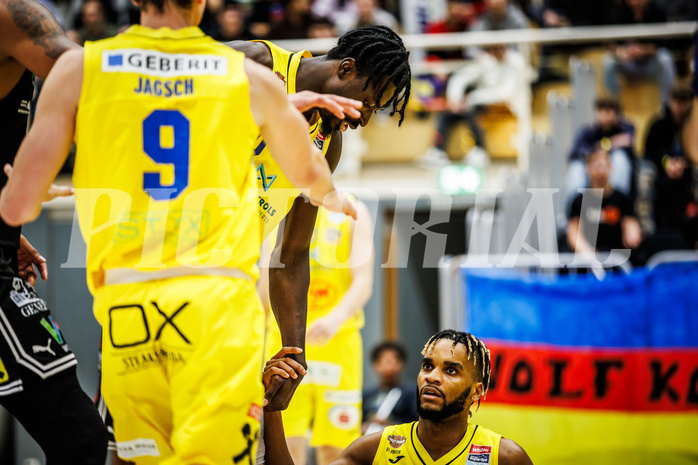 Basketball, Win2Day Superliga 2023/24, Grunddurchgang 16.Runde, SKN St. Pölten, Flyers Wels, Ajiroghene Ogemuno-Johnson (10), Michael Anthony Randolph Jr. (5)