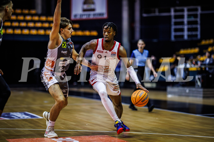 Basketball, Win2Day Superliga 2024/25, Grunddurchgang 7.Runde, BC Vienna, Klosterneuburg Dukes, Elias Wlasak (6), Ralph Bissainthe (1)