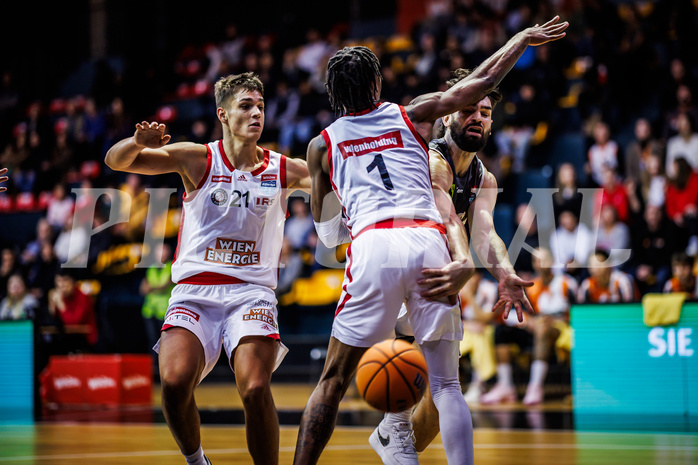 Basketball, Win2Day Superliga 2024/25, Grunddurchgang 7.Runde, BC Vienna, Klosterneuburg Dukes, Aron Stazic (21), Ralph Bissainthe (1), Will Carius (24)