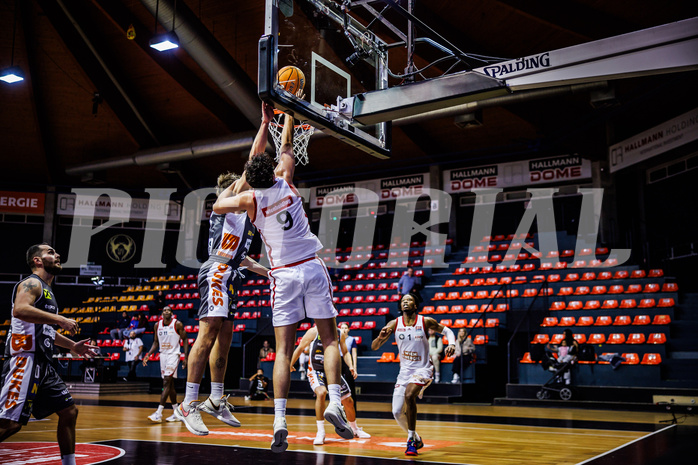 Basketball, Win2Day Superliga 2024/25, Grunddurchgang 7.Runde, BC Vienna, Klosterneuburg Dukes, Elias Wlasak (6), Leon Bulic (9)