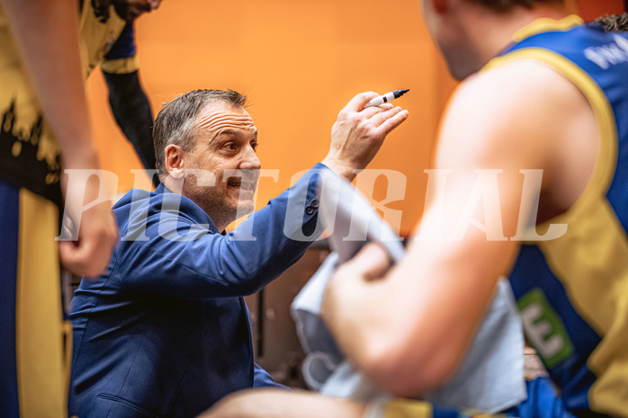 Basketball, Win2Day Superliga 2022/23, Grunddurchgang 2.Runde, Vienna D.C. Timberwolves, UBSC Raiffeisen Graz, Ervin Dragsic (Head Coach)