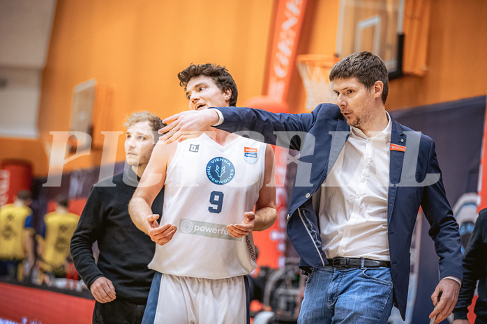 Basketball, Win2Day Superliga 2022/23, 6. Qualifikationsrunde, Vienna Timberwolves, UBSC Graz, Philipp D’Angelo (9), Hubert Schmidt (Head Coach)