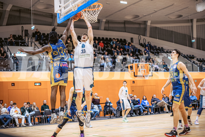 Basketball, Win2Day Superliga 2022/23, 6. Qualifikationsrunde, Vienna Timberwolves, UBSC Graz, Issac James Vann Jr (13), Chris Vogt (33)