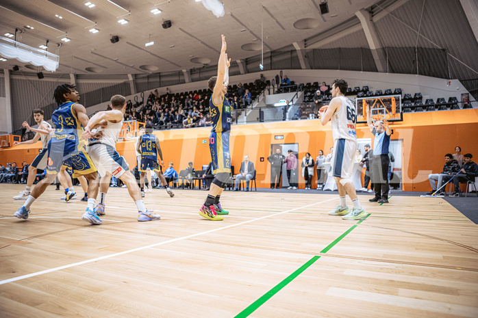 Basketball, Win2Day Superliga 2022/23, 6. Qualifikationsrunde, Vienna Timberwolves, UBSC Graz, Lukas Simoner (22), Paul Rotter (66)