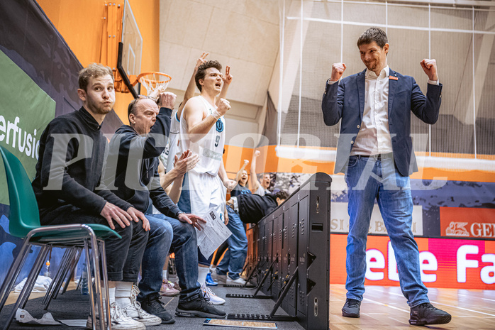 Basketball, Win2Day Superliga 2022/23, 6. Qualifikationsrunde, Vienna Timberwolves, UBSC Graz, Justin Schlünken (Ass. Coach), Robert Langer (Ass. Coach), Philipp D’Angelo (9), Hubert Schmidt (Head Coach)