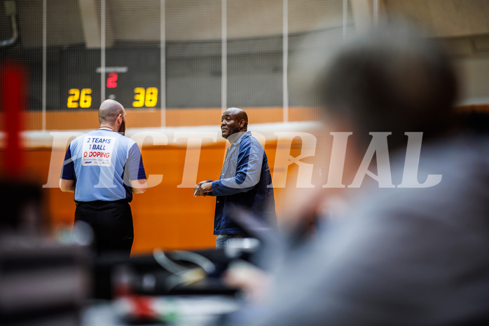 Basketball, Basketball Zweite Liga 2024/25, Grunddurchgang 11.Runde, Vienna Timberwolves, Mattersburg Rocks, Schiedsrichter, James WILLIAMS (Headcoach)