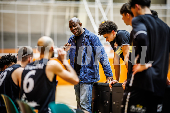 Basketball, Basketball Zweite Liga 2024/25, Grunddurchgang 11.Runde, Vienna Timberwolves, Mattersburg Rocks, James WILLIAMS (Headcoach)
