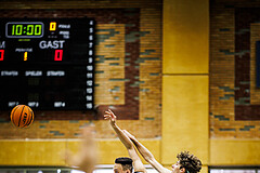 Basketball, Basketball Zweite Liga 2023/24, Grunddurchgang 2.Runde, Vienna United, Raiders Tirol, Noah Oguamalam (23), Thomas Pirchner (10)