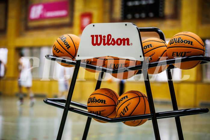 Basketball, Basketball Zweite Liga 2023/24, Grunddurchgang 2.Runde, Vienna United, Raiders Tirol, feature, ball