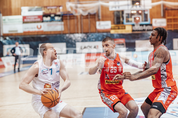 Basketball, Basketball Superliga 2023/24 , HF 2, Oberwart Gunners, Traiskirchen Lions, Sebastian Kaeferle (7), Edgars Lasenbergs (25), Demarcus Demonia (4)