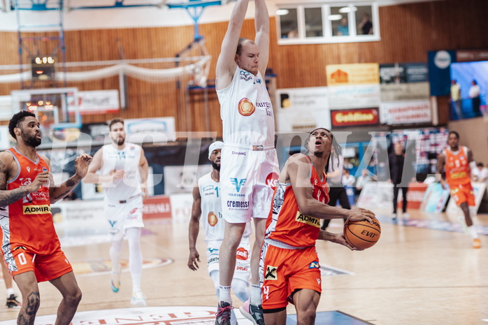 Basketball, Basketball Superliga 2023/24 , HF 2, Oberwart Gunners, Traiskirchen Lions, Sebastian Kaeferle (7), Demarcus Demonia (4)