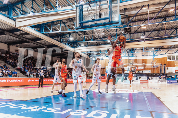 Basketball, Basketball Superliga 2023/24 , HF 2, Oberwart Gunners, Traiskirchen Lions, Daniel Koeppel (14), Kris Monroe (13), Demarcus Demonia (4)