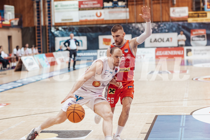 Basketball, Basketball Superliga 2023/24 , HF 2, Oberwart Gunners, Traiskirchen Lions, Sebastian Kaeferle (7), Edgars Lasenbergs (25)