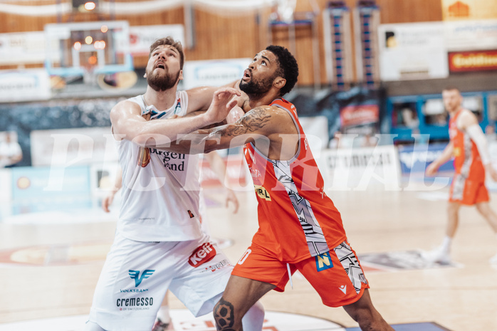 Basketball, Basketball Superliga 2023/24 , HF 2, Oberwart Gunners, Traiskirchen Lions, Daniel Koeppel (14), Manuel Patterson (0)