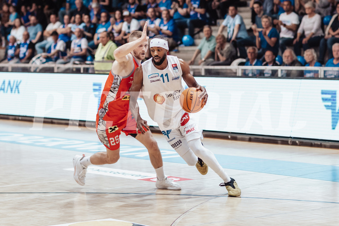 Basketball, Basketball Superliga 2023/24 , HF 2, Oberwart Gunners, Traiskirchen Lions, Edgars Lasenbergs (25), Derrek Brooks (11)