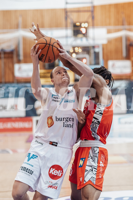 Basketball, Basketball Superliga 2023/24 , HF 2, Oberwart Gunners, Traiskirchen Lions, Sebastian Kaeferle (7), Jaquan Lawrence (40)