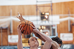Basketball, Basketball Superliga 2023/24 , HF 2, Oberwart Gunners, Traiskirchen Lions, Sebastian Kaeferle (7), Jaquan Lawrence (40)