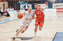 Basketball, Basketball Superliga 2023/24 , HF 2, Oberwart Gunners, Traiskirchen Lions, Sebastian Kaeferle (7), Edgars Lasenbergs (25)