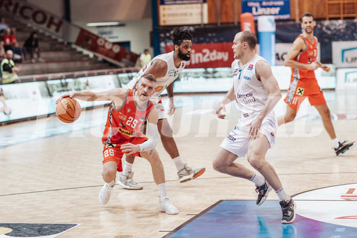 Basketball, Basketball Superliga 2023/24 , HF 2, Oberwart Gunners, Traiskirchen Lions, Kris Monroe (13), Edgars Lasenbergs (25), Sebastian Kaeferle (7)