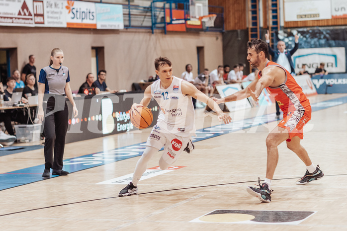 Basketball, Basketball Superliga 2023/24 , HF 2, Oberwart Gunners, Traiskirchen Lions, Jonathan Knessl (12), Fabricio Vay (11)