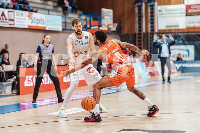 Basketball, Basketball Superliga 2023/24 , HF 2, Oberwart Gunners, Traiskirchen Lions, Daniel Koeppel (14), Manuel Patterson (0)