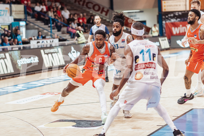 Basketball, Basketball Superliga 2023/24 , HF 2, Oberwart Gunners, Traiskirchen Lions, Aleksej Kostic (6), Kris Monroe (13)