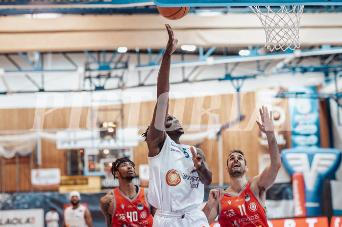 Basketball, Basketball Superliga 2023/24 , HF 2, Oberwart Gunners, Traiskirchen Lions, Shaquille Rombley (5), Fabricio Vay (11)