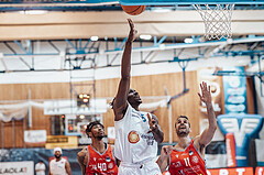 Basketball, Basketball Superliga 2023/24 , HF 2, Oberwart Gunners, Traiskirchen Lions, Shaquille Rombley (5), Fabricio Vay (11)