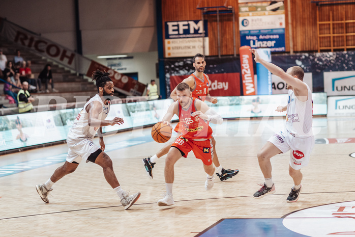 Basketball, Basketball Superliga 2023/24 , HF 2, Oberwart Gunners, Traiskirchen Lions, Kris Monroe (13), Edgars Lasenbergs (25), Sebastian Kaeferle (7)