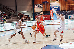 Basketball, Basketball Superliga 2023/24 , HF 2, Oberwart Gunners, Traiskirchen Lions, Kris Monroe (13), Edgars Lasenbergs (25), Sebastian Kaeferle (7)