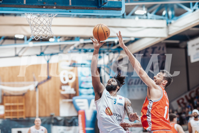 Basketball, Basketball Superliga 2023/24 , HF 2, Oberwart Gunners, Traiskirchen Lions, Kris Monroe (13), Fabricio Vay (11)