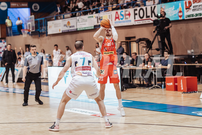 Basketball, Basketball Superliga 2023/24 , HF 2, Oberwart Gunners, Traiskirchen Lions, Sebastian Kaeferle (7), Edgars Lasenbergs (25)