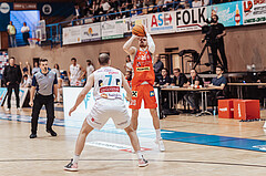Basketball, Basketball Superliga 2023/24 , HF 2, Oberwart Gunners, Traiskirchen Lions, Sebastian Kaeferle (7), Edgars Lasenbergs (25)