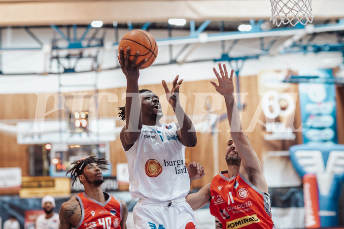 Basketball, Basketball Superliga 2023/24 , HF 2, Oberwart Gunners, Traiskirchen Lions, Shaquille Rombley (5), Fabricio Vay (11)